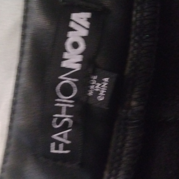 NWOT FASHION NOVA FAUX LEATHER SKINNY PANTS - Picture 3 of 5